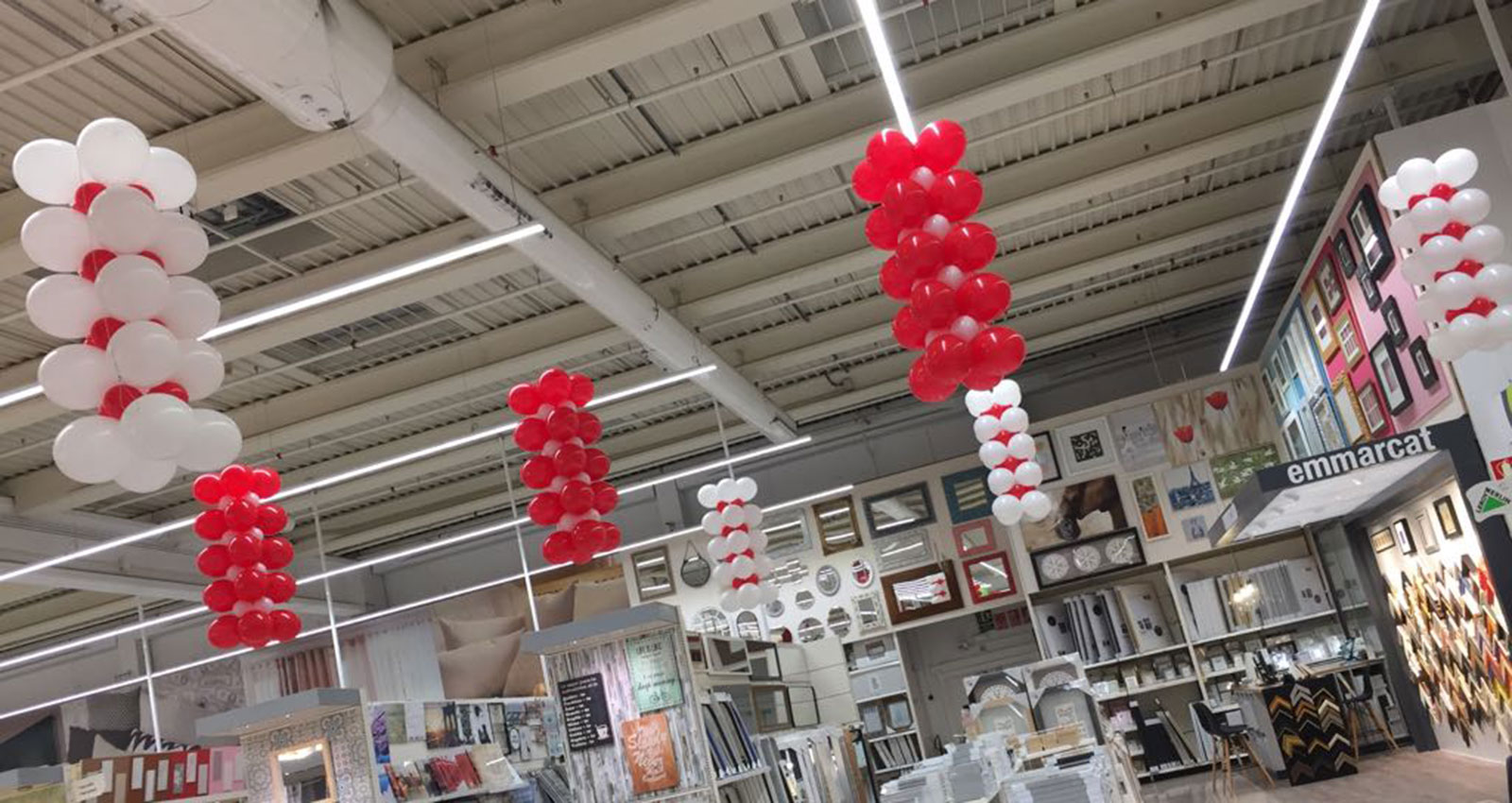 décoration de ballons pour une foire dans un magasin